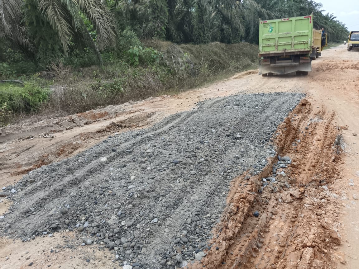 Bantuan Sertu Untuk Jalan Rusak Rokan Hulu